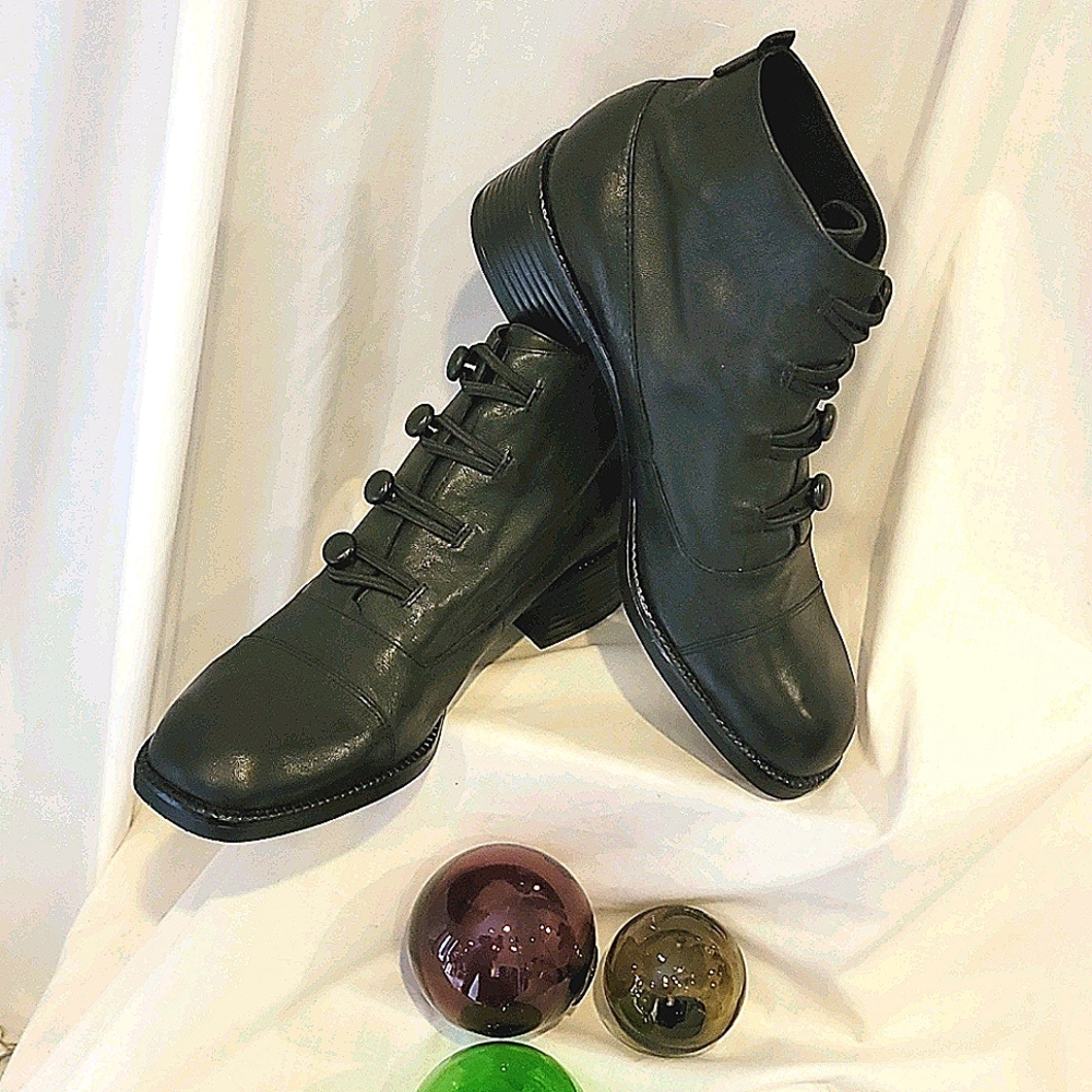 Mootsies Tootsies Black Leather Ankle Booties